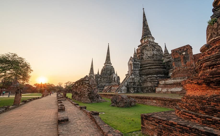 Sonnenuntergang in Ayutthaya am Wat Phra Si Sanphet.